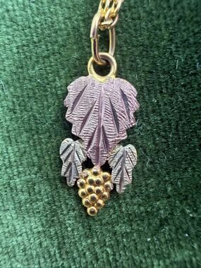 10KT BLACK HILLS GOLD GRAPE LEAF PENDANT